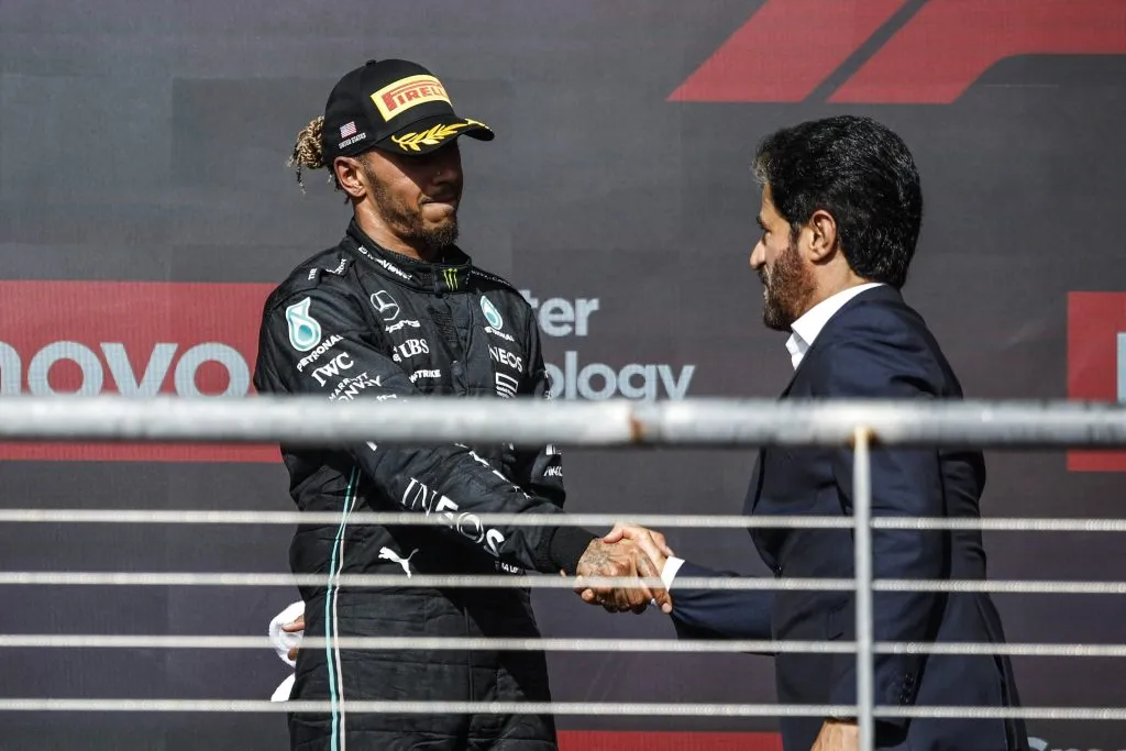 Lewis Hamilton estrecha la mano de Mohammed Ben Sulayem (IMAGO)