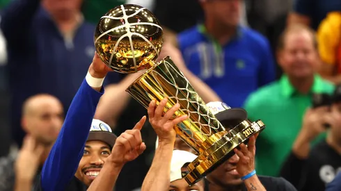 El trofeo de la NBA lleva el nombre de Larry O'Brien.