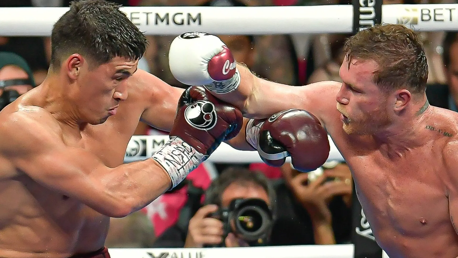 Canelo Álvarez perdió en las tarjetas ante Dmitry Bivol el 7 de mayo del 2022. (Imago)