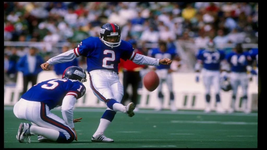 Raul Allegre, ejecutando un gol de campo con los New York Giants. (Getty Images)