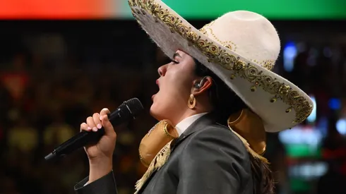 Las sanciones que puede recibir Camila Fernández por su error en el himno antes del Canelo vs. Berlanga