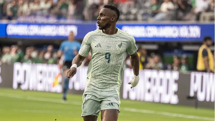 Julián Quiñones siguió el Clásico Nacional desde Arabia Saudita
