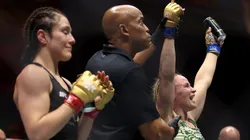 Alexa Grasso mira como Valentina Shevchenko le quita su cinturón del peso mosca de la UFC.