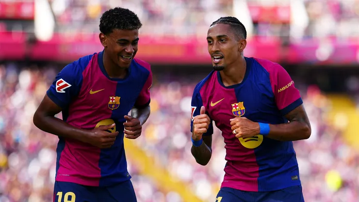 Raphinha y Yamal festejan el gol de Barcelona.