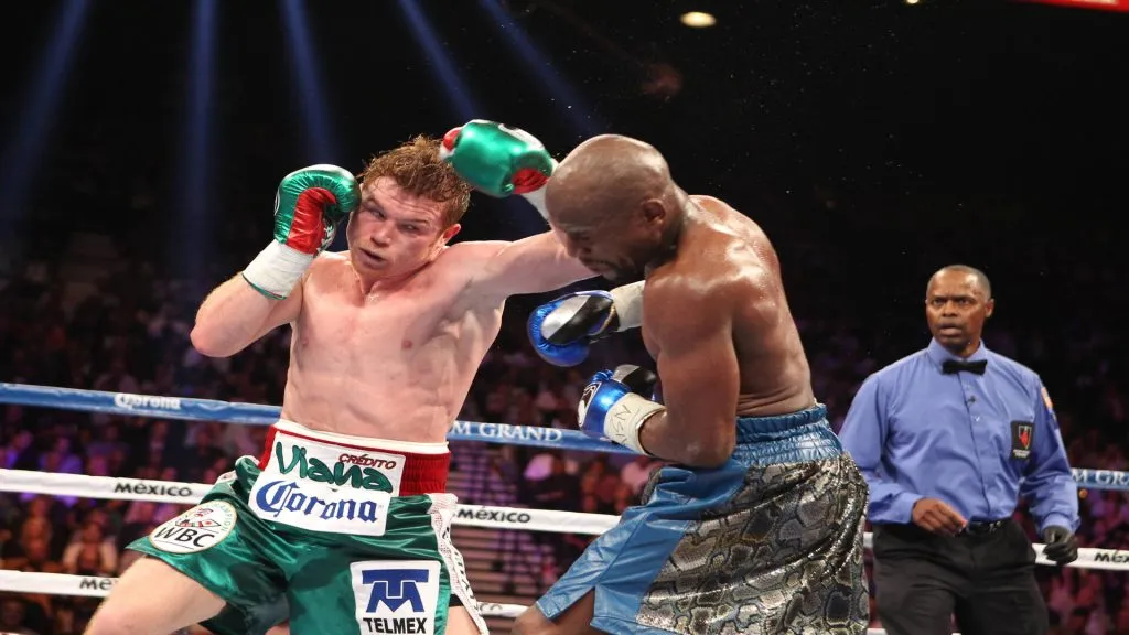 Canelo Álvarez y Floyd Mayweather se enfrentaron en 2013 en un histórico combate. (GETTY IMAGES)