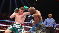 Canelo Álvarez ante Floyd Mayweather, en una de las peleas más importantes de su carrera.