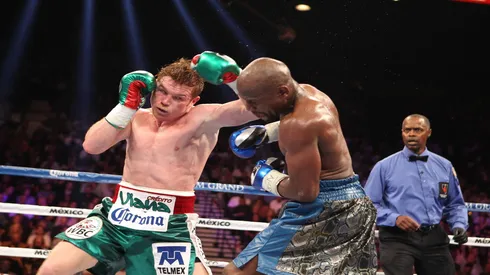 Canelo Álvarez ante Floyd Mayweather, en una de las peleas más importantes de su carrera.