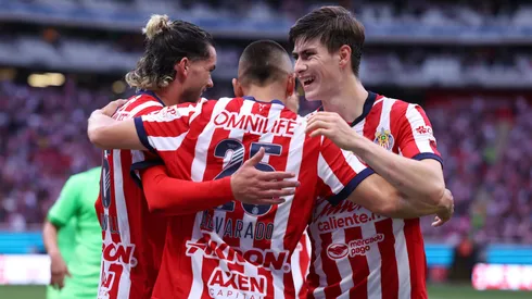 Alvarado festeja el gol de Chivas con el resto de sus compañeros.