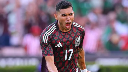 El jugador del AEK Atenas anotó el primer gol de la victoria ante los oceánicos.