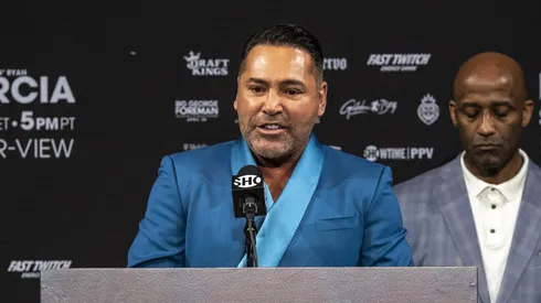 Óscar de la Hoya sigue yendo contra Canelo Álvarez y esta vez eligió a la UFC por sobre su compatriota.