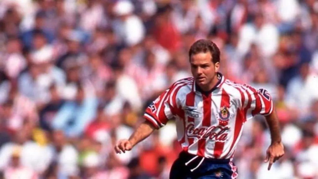 Pasó por ambos clubes tras su experiencia europea (Chivas redes)