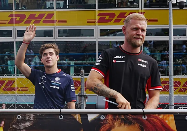 Franco Colapinto y Kevin Magnussen en el paseo de pilotos de Monza (IMAGO)