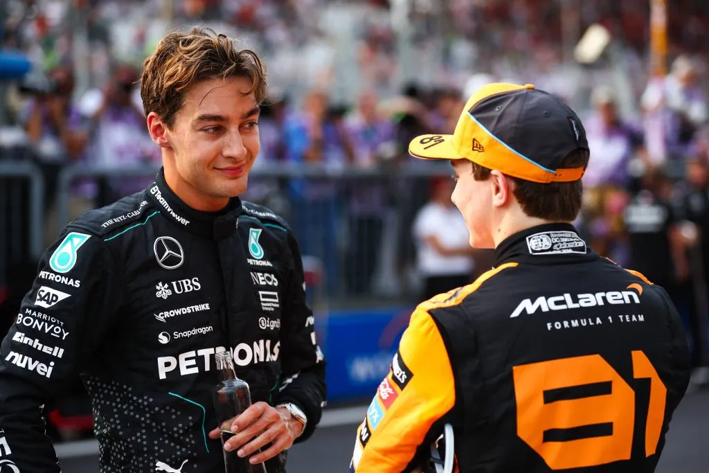 George Russell dialoga con Oscar Piastri (IMAGO)