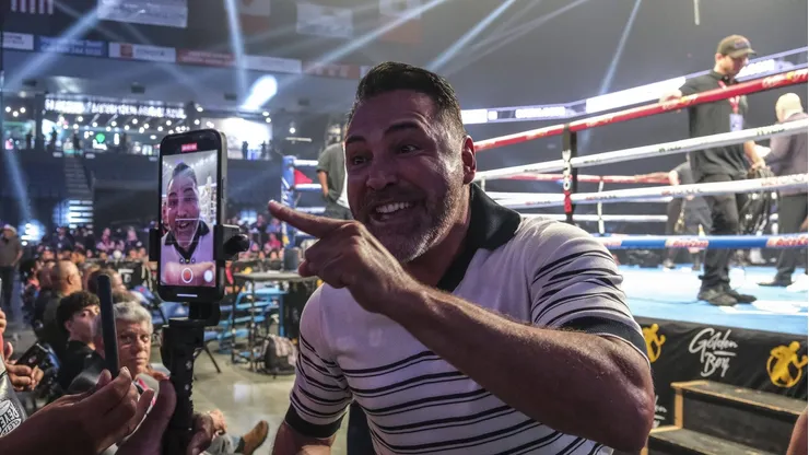 Óscar de la Hoya cargó de manera contundente contra Floyd Mayweather.