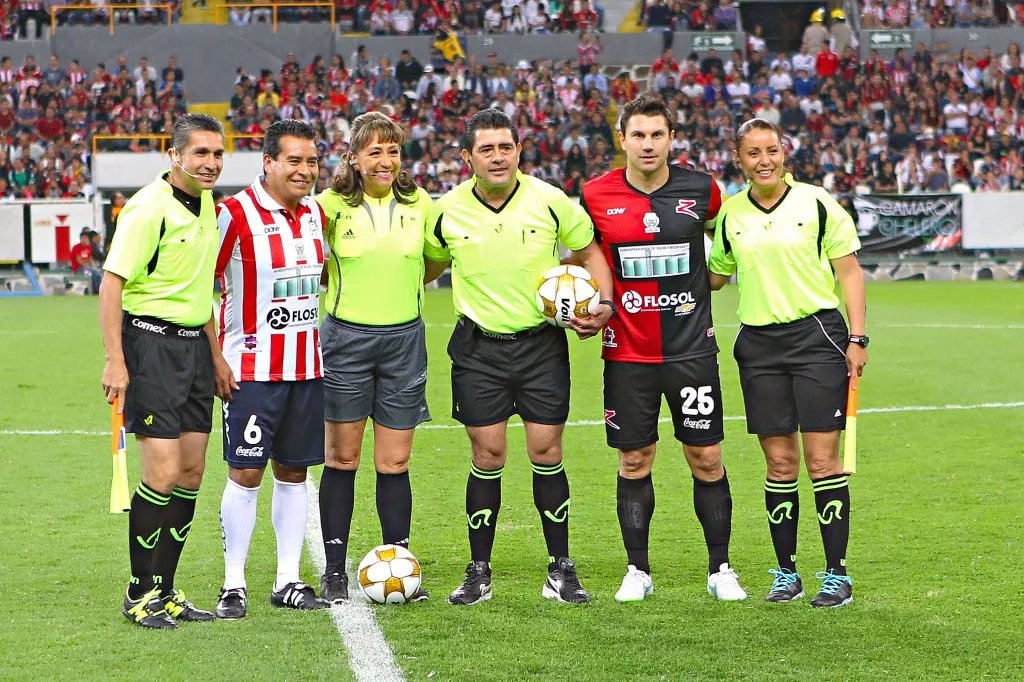 Guadalajara, Jalisco, 17 de diciembre de 2016. Alberto Coyote y Leandro Cufré, durante el partido amistoso entre jugadores historicos de Las Chivas Rayadas del Guadalajara y los Rojinegros del Atlas, celebrado en el Estadio Jalisco. Foto: Imago7/Jorge Barajas