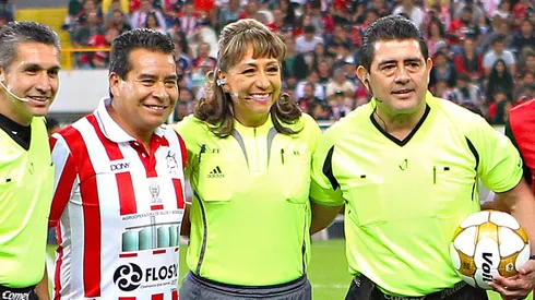 Virginia Tovar, al centro de la imagen, hizo historia al ser la primera árbitra de la Liga MX.