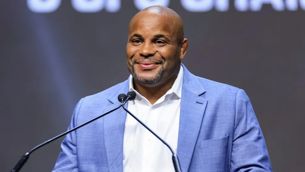 Daniel Cormier apoyó a Ilia Topuria en la elección del mejor luchador del año en UFC. (GETTY IMAGES)