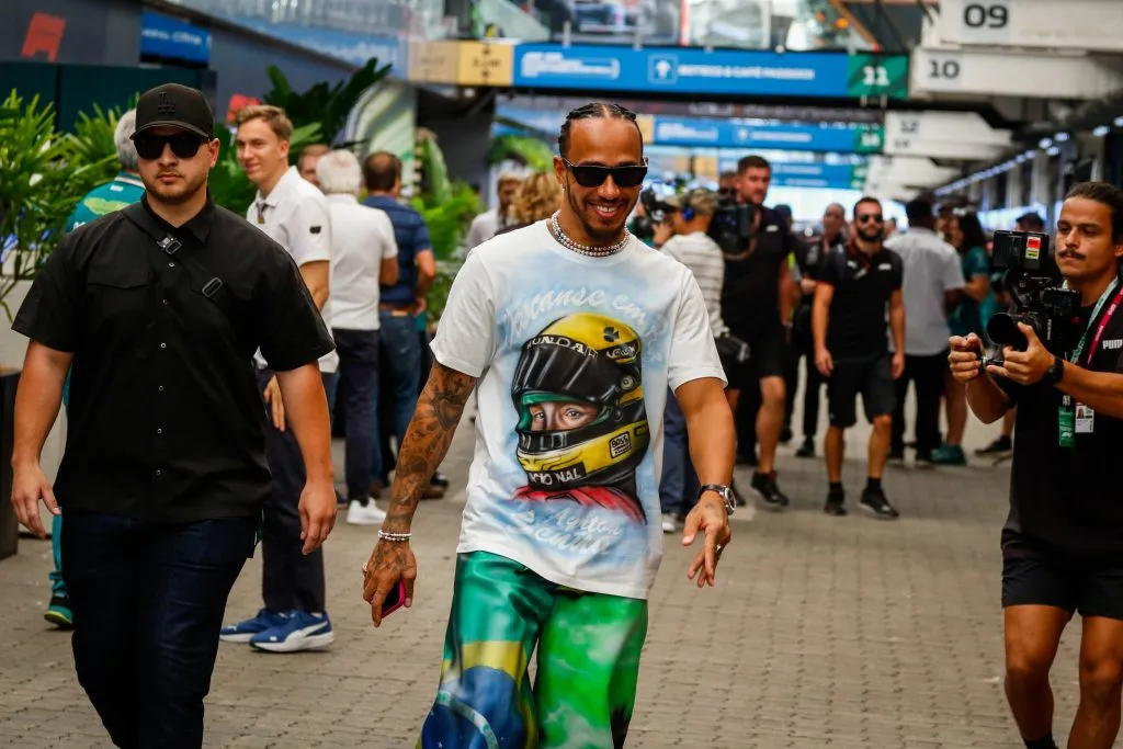 Lewis Hamilton llegó al media day con una playera de Ayrton Senna (IMAGO)