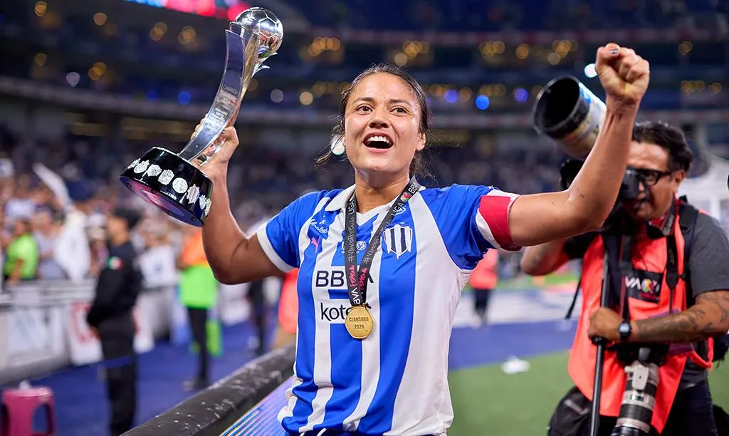 Rebeca, defensora goleadora y capitana. Foto Web.