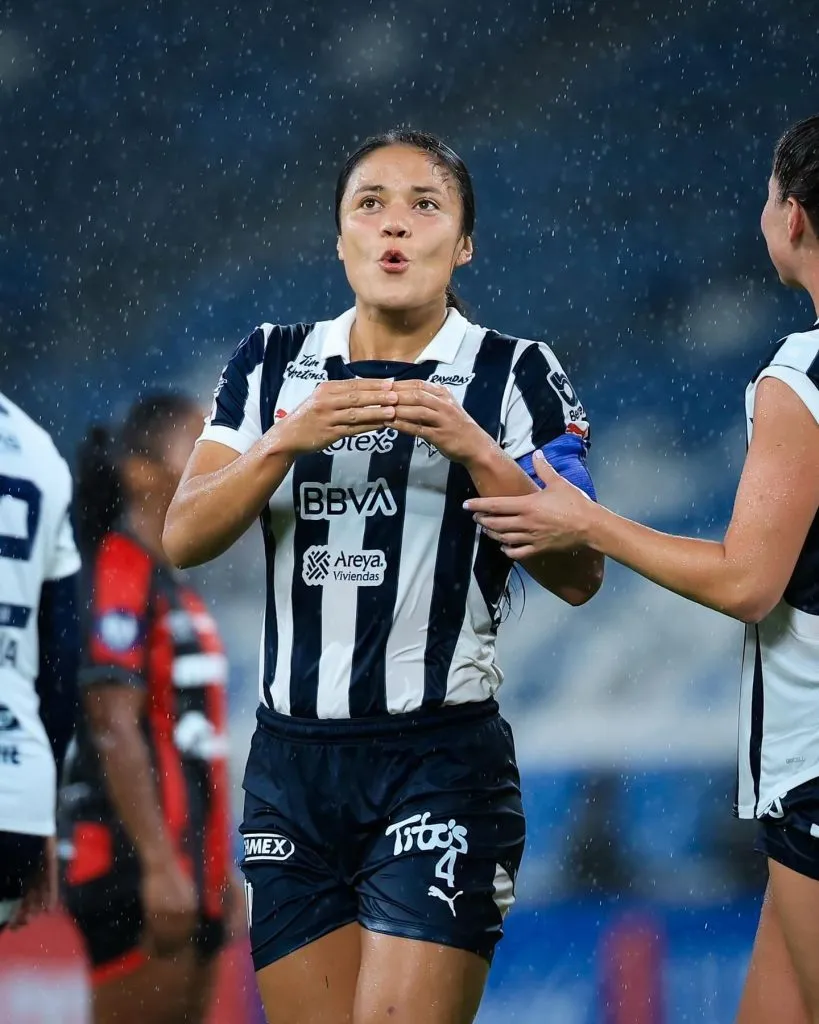 Rebeca y su número 4 que la caracteriza. Foto IG.