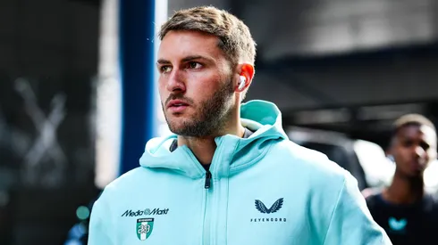 Santiago Giménez se recupera de una lesión