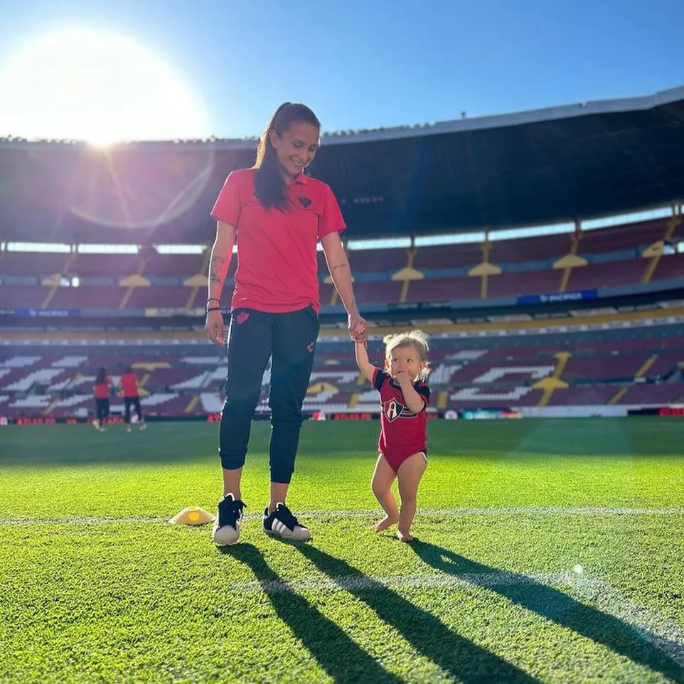 Valeria y su pequeña Emma. Foto IG.