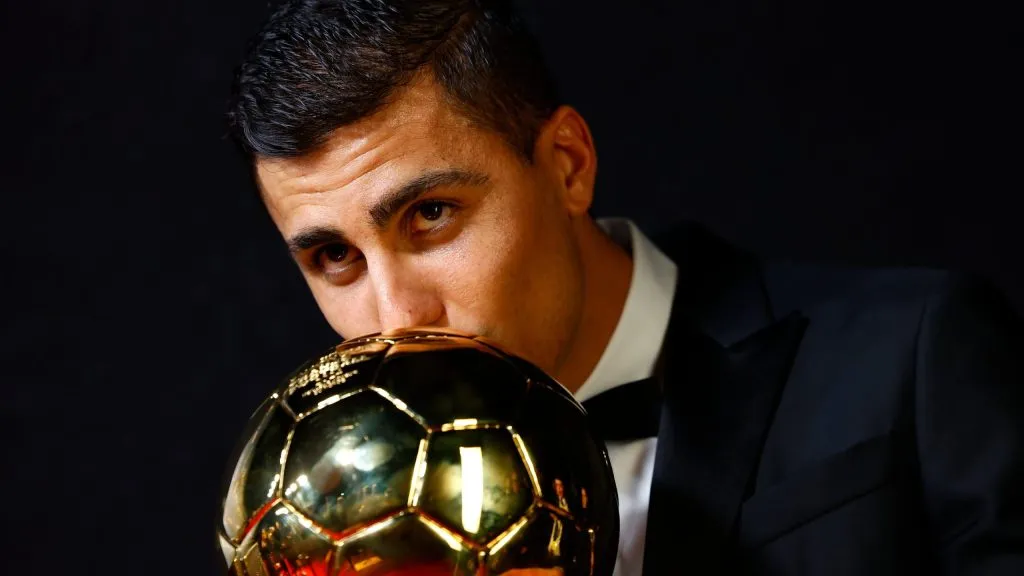 Rodrigo Hernández y el trofeo que le ganó a Vinicius [Foto: Ballon D’Or]