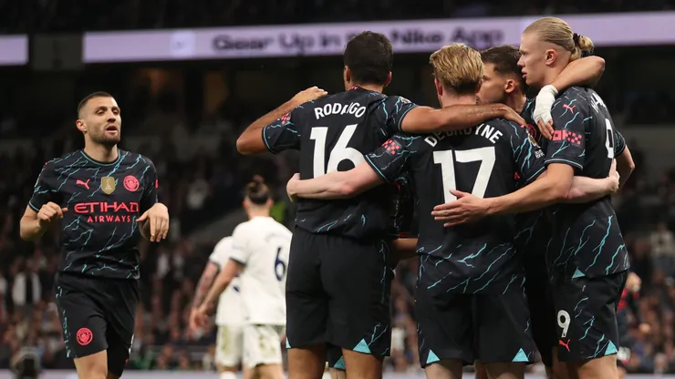 Los jugadores de Manchester City festejan su triunfo ante Tottenham en la Premier League 2023-2024.
