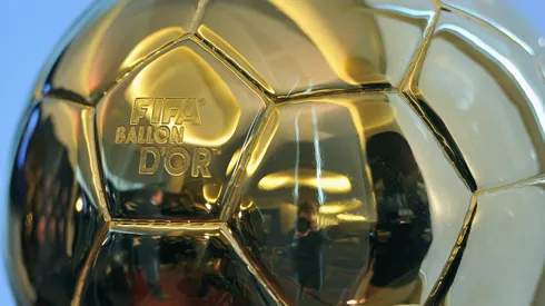 El trofeo del Balón de Oro que conquistará el ganador.