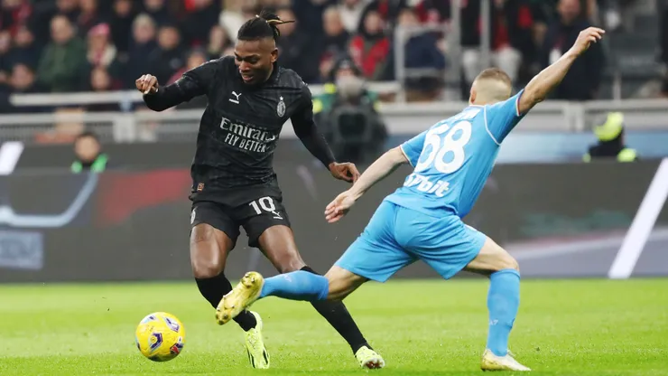 Rafael Leao y Stanislav Lobotka disputan el balón en el último enfrentamiento entre Milan y Napoli.