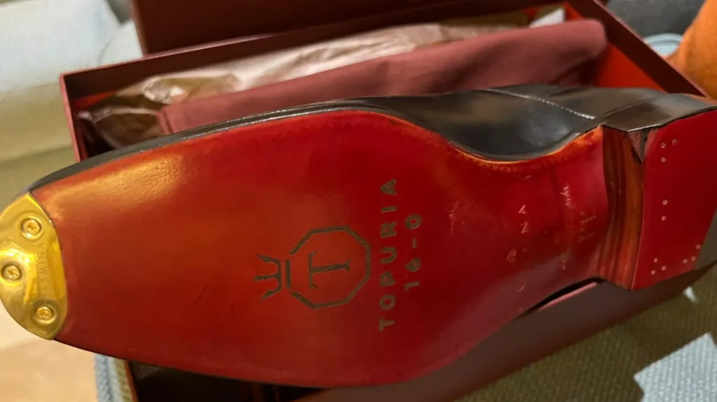 Los zapatos que Ilia Topuria le regaló a su equipo de trabajo con el 16-0 grabado. (X)