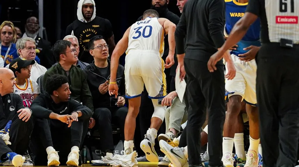 Curry saliendo lesionado en Warriors vs. Clippers. (Foto: Getty Images)
