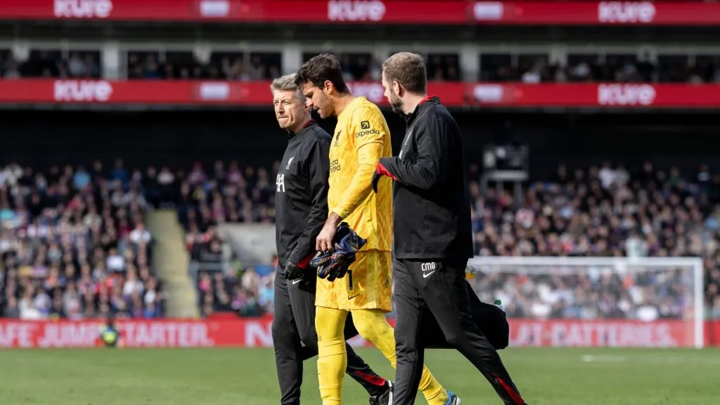 El brasileño es baja para Liverpool por lesión (IMAGO)