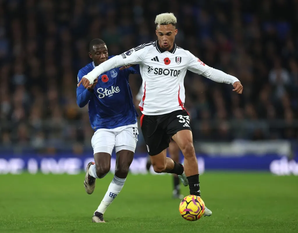 La flor de amapola en las camisetas de Everton y Fulham (Getty Images)