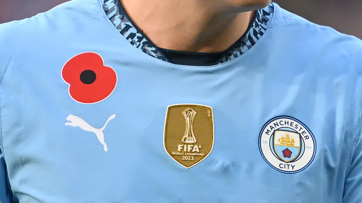 La flor de amapola en la camiseta del Manchester City