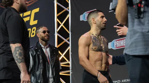 Ilia Topuria ingresó acompañado de Sergio Ramos a su último cara a cara con Max Holloway.