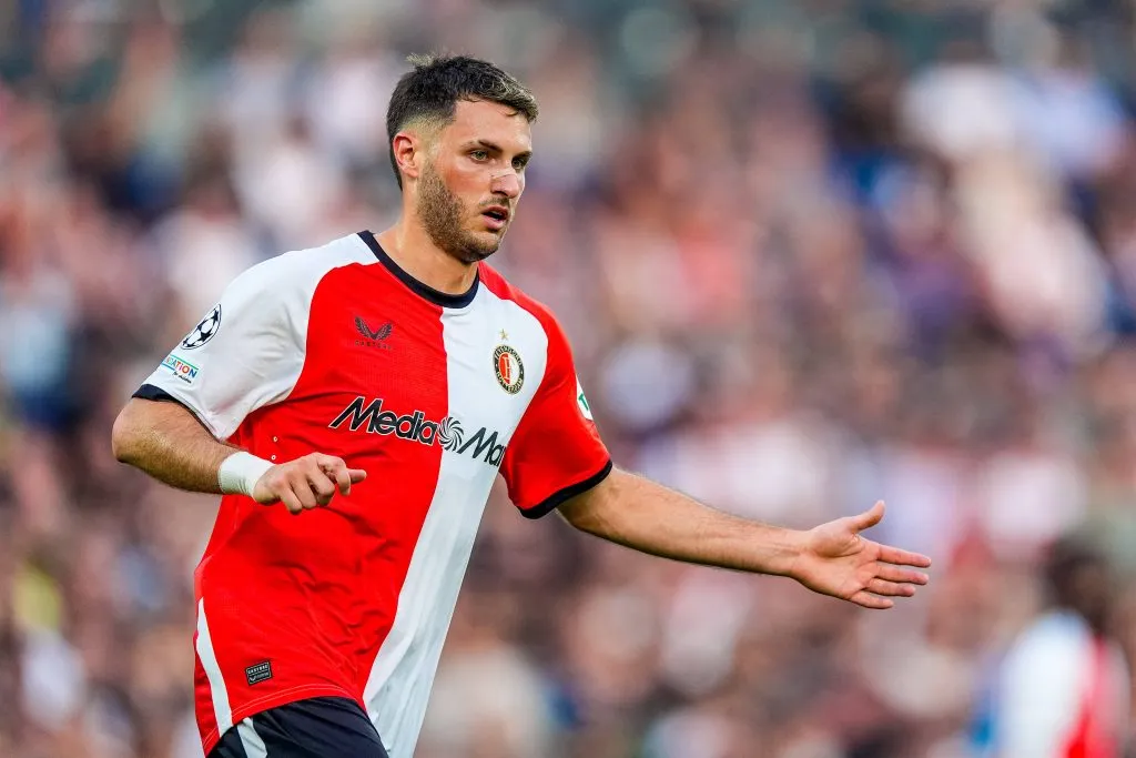 Santiago Giménez no atraviesa su mejor momento en la Selección Mexicana. [Foto IMAGO]