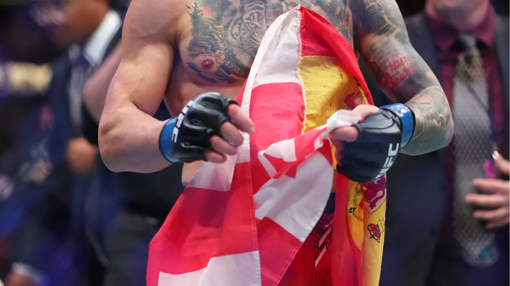 La bandera que luce Ilia Topuria en UFC con los colores de Georgia y España. (GETTY IMAGES)