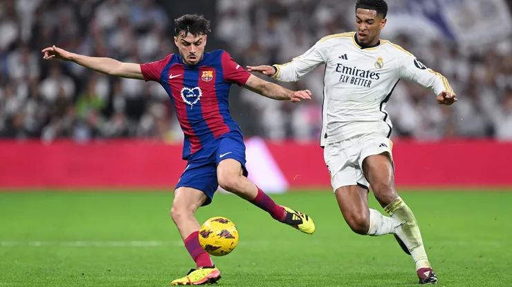 Pedri y Bellingham disputan el balón en el último Clásico de España.