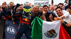 Checo Pérez celebra con la bandera de México