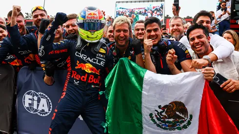 Checo Pérez celebra con la bandera de México