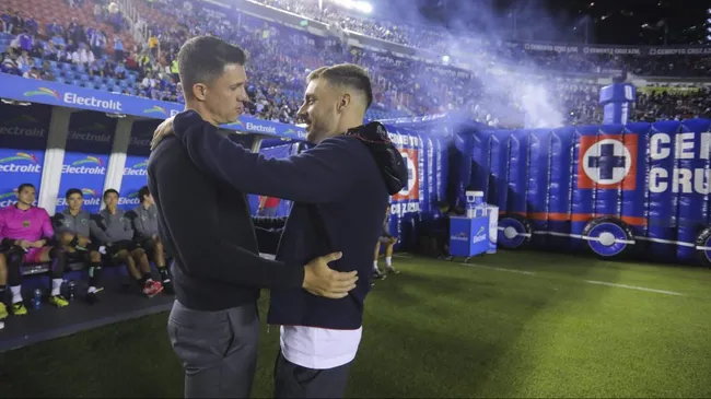 El abrazo de Barbieri a Anselmi en el juego: luego, le clavó un puñal [Foto: Getty]