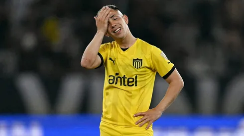 La frustración de Leo Fernández tras la goleada.