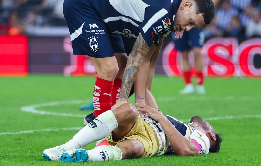 Lisandro Magallán tendido sobre el césped luego del golpe (Imago7)