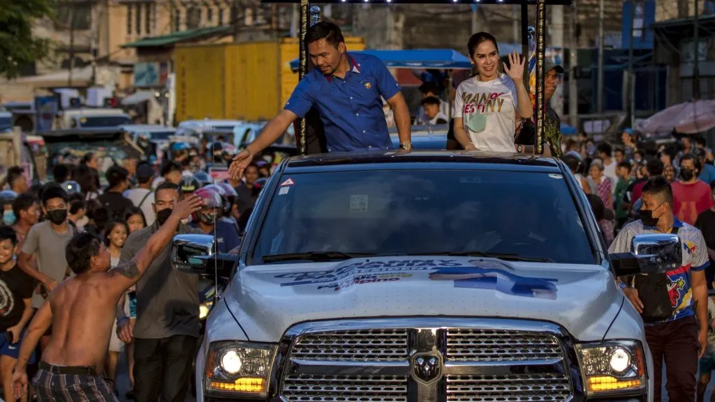 Manny Pacquiao recibiendo el cariño de la gente que le agradece lo que hace por ellos. (GETTY IMAGES)