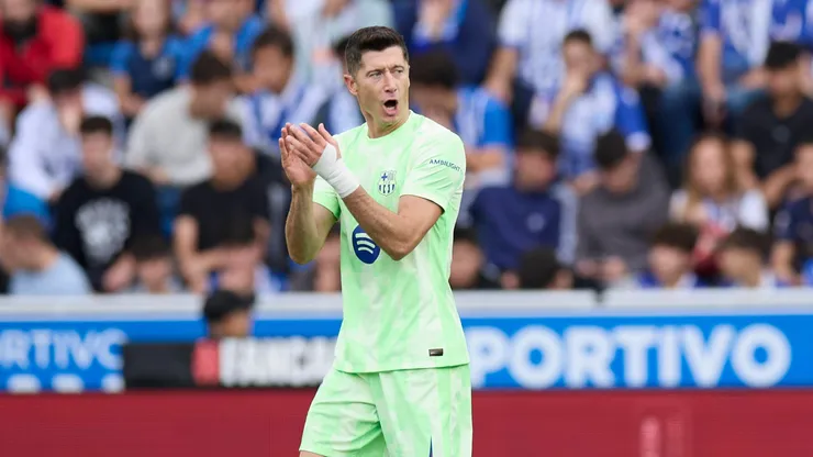 Robert Lewandowski viene de anotarle tres goles al Alavés.