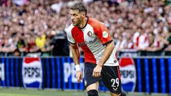 Santiago Giménez elige entre Javier Hernández y Raúl Jiménez