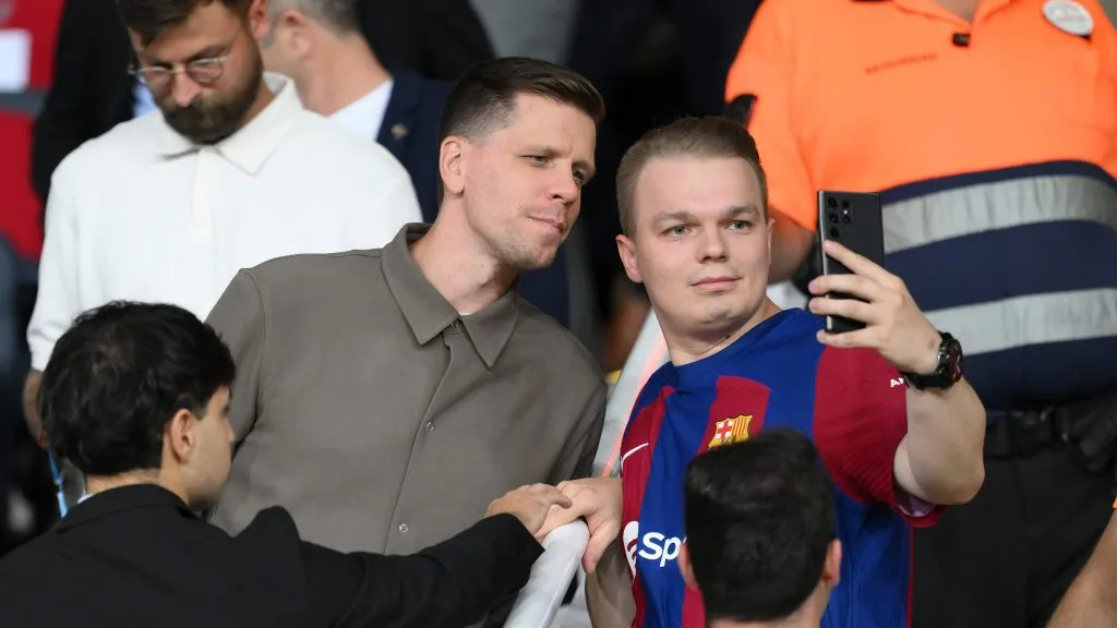 Wojciech Szczesny sacándose fotos con la afición en Barcelona [Foto: Getty]