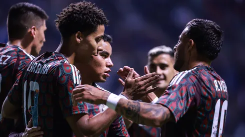 Los jugadores de México festejan un gol ante Valencia.