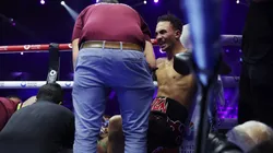 Ben Whittaker tuvo que ser asistido por los médicos después de caerse del cuadrilátero.